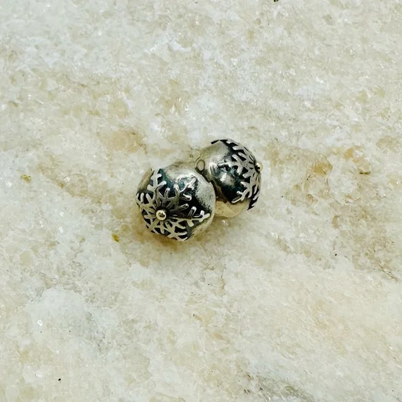 EUC Pandora 791232 Sterling Silver & 14k Gold Winter Wonderland Snowflake Clip